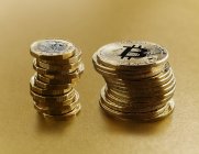 Золотий Bitcoins укладаються біля британський фунт монети — стокове фото
