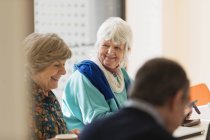 Seniorinnen treffen sich im modernen Büro — Stockfoto