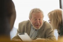 Senior-Geschäftsleute nutzen digitales Tablet im Meeting — Stockfoto