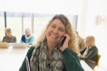 Усміхнена бізнес-леді розмовляє по смартфону — стокове фото