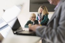 Femmes d'affaires utilisant une tablette numérique dans la salle de conférence réunion — Photo de stock
