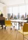 Riunioni di imprenditori anziani in sala conferenze — Foto stock