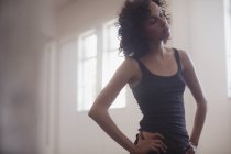 Зосереджена, віддана молода танцівниця відпочиває в танцювальній студії — стокове фото
