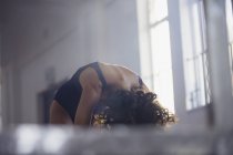 Отражение молодой танцовщицы, практикующей в зеркале танцевальной студии — стоковое фото