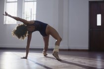 Graciosa jovem dançarina praticando no estúdio de dança — Fotografia de Stock