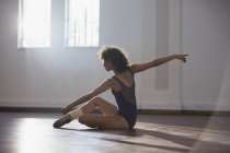 Грациозная молодая танцовщица, практикующая в танцевальной студии — стоковое фото