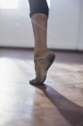 Крупним планом молода танцівниця балету практикує балетне взуття — стокове фото