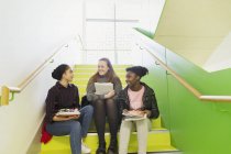 Meninas do ensino médio falando em escadas — Fotografia de Stock