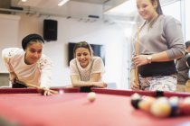 Adolescenti che giocano a biliardo nel centro della comunità — Foto stock