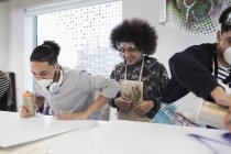 Школьные мальчики распыляют живопись в художественном классе — стоковое фото