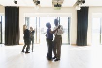 Активные выпускники танцуют в танцевальных классах — стоковое фото