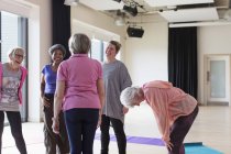 Active seniors talking after exercise class — Stock Photo