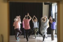 Активные старшеклассники, упражняющиеся в круге, практикующие йогу — стоковое фото