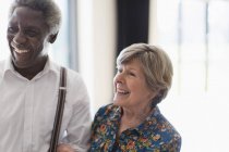 Glückliches Seniorenpaar drinnen — Stockfoto