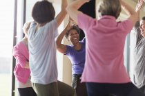 Lächelnde aktive Seniorin übt Yoga-Baumhaltung — Stockfoto