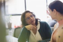 Geschäftsfrauen reden im Büro — Stockfoto