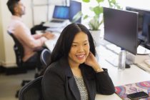 Sorridente empresária trabalhando no escritório — Fotografia de Stock