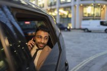 Бізнесмен говорити на смарт-телефону в crowdsourced таксі — стокове фото