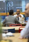 Geschäftsleute reden, arbeiten im Café — Stockfoto
