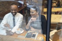 Empresários que trabalham na janela do café — Fotografia de Stock