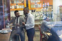 Empresários usando laptop, trabalhando no café — Fotografia de Stock