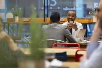 Geschäftsleute mit Smartphone arbeiten im Café — Stockfoto