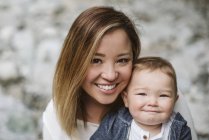 Retrato sonriente madre y lindo bebé hijo - foto de stock
