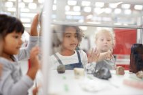 Bambini curiosi che guardano rocce in vetrina nel centro scientifico — Foto stock