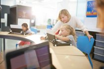 Lehrer und Schüler mit Laptop — Stockfoto