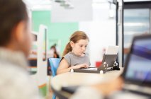 Menina focada usando laptop — Fotografia de Stock