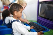 Neugieriger Junge benutzt Computer — Stockfoto