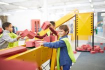 Діти грають з Іграшка цегли на інтерактивний будівництва виставлятися в науковому центрі — стокове фото