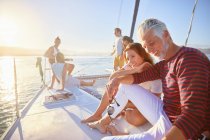 Amici che si rilassano sul catamarano soleggiato — Foto stock