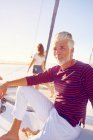 Porträt selbstbewusster Mann entspannt auf sonnigem Boot — Stockfoto