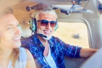 Lächelnder Pilot fliegt Flugzeug — Stockfoto