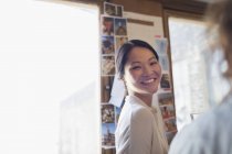 Портрет уверенной, улыбающейся творческой предпринимательницы — стоковое фото