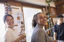 Portrait riant femmes d'affaires créatives en fonction — Photo de stock