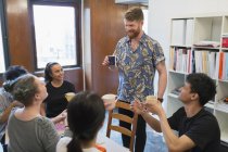 Творчі бізнесмени насолоджуються кавою і чаєм в офісі — стокове фото