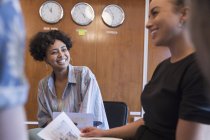 Kreative Geschäftsfrauen lachen bei Treffen — Stockfoto