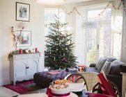 Arbre de Noël et salon décorés et festifs — Photo de stock
