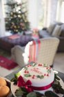 Украшенный рождественский торт на буфете в гостиной — стоковое фото