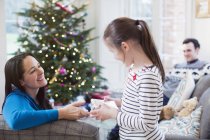 Apertura famiglia regali di Natale in soggiorno — Foto stock