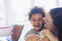 Портрет щасливий, ласкава мати і дочка — стокове фото