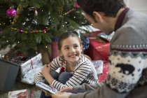 Padre e hija abren regalos de Navidad - foto de stock