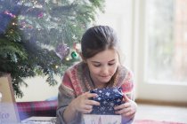 Цікаво дівчинка тримає Різдвяний подарунок — стокове фото