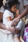 Vater kuschelt unschuldiges Mädchen am Daumen — Stockfoto