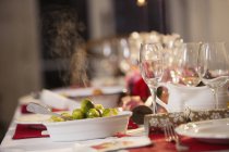 Brotes de Bruselas al vapor en la mesa de la cena de Navidad - foto de stock