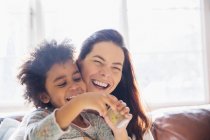Sorridente, spensierata madre e figlia — Foto stock
