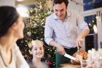 Familie schnitzt Weihnachtstruthahn, genießt Abendessen — Stockfoto