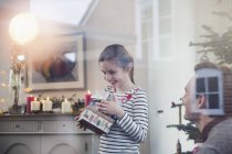 Жадібна дівчина збирає різдвяні подарунки — стокове фото